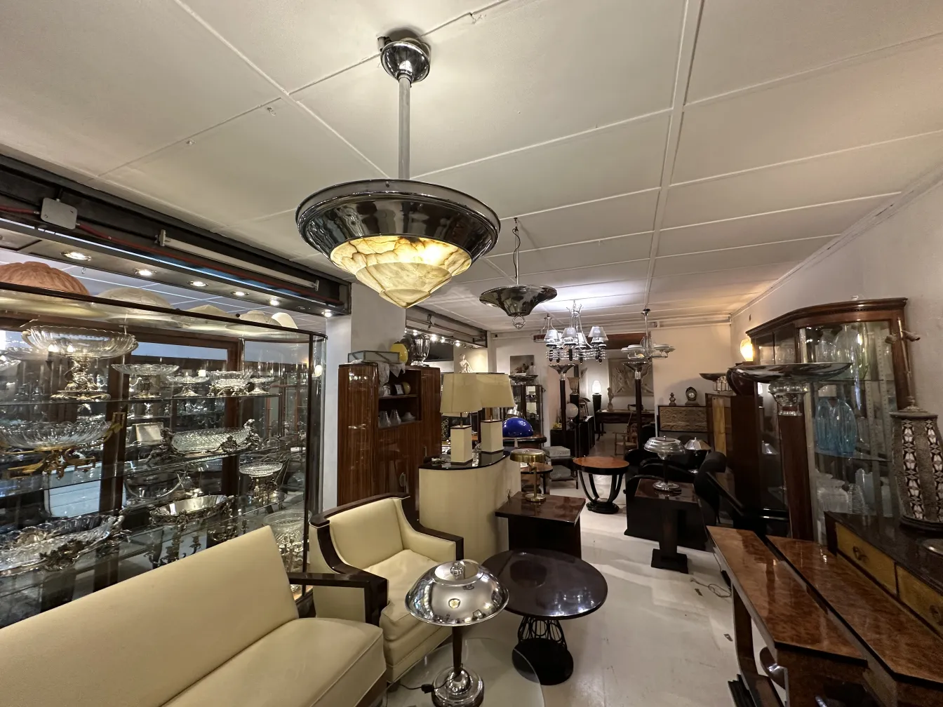 Lustre ancien avec lumière chaude dans une atmosphère accueillante