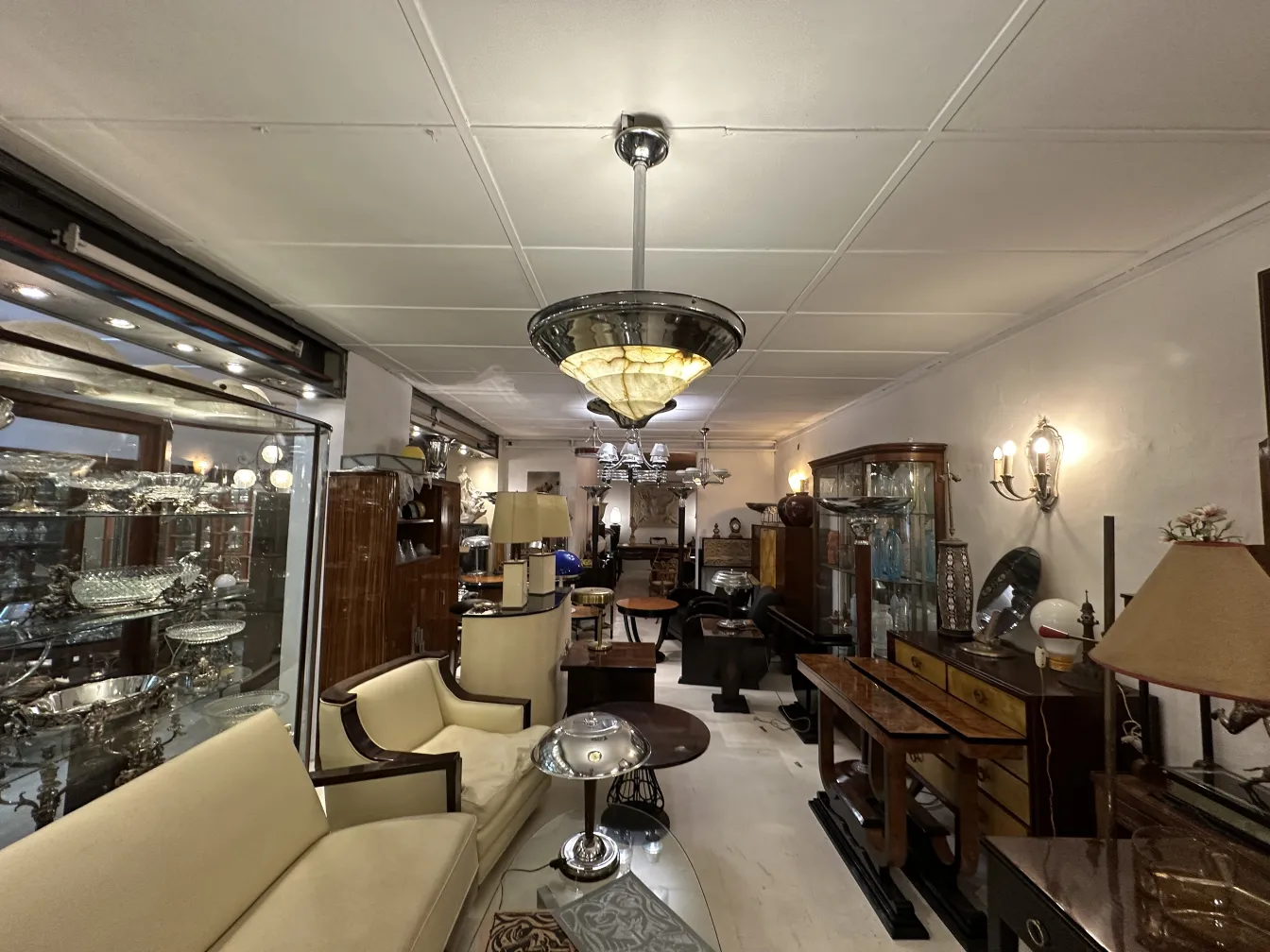 Lâmpada de teto antiga com design elegante em um ambiente clássico.