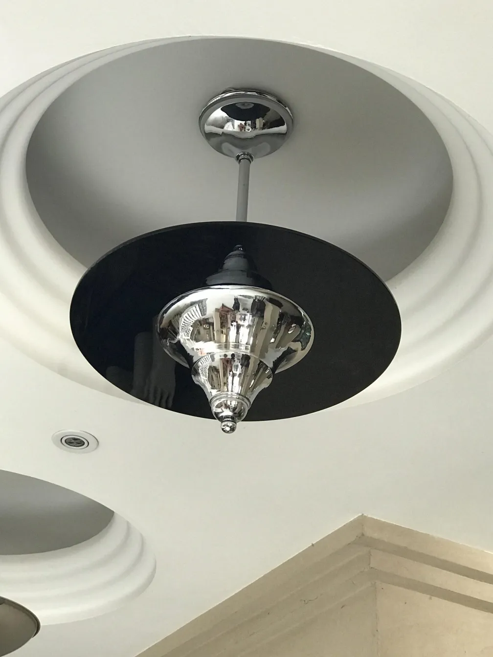 Lâmpada de teto antiga brilhante com base preta, elegante.