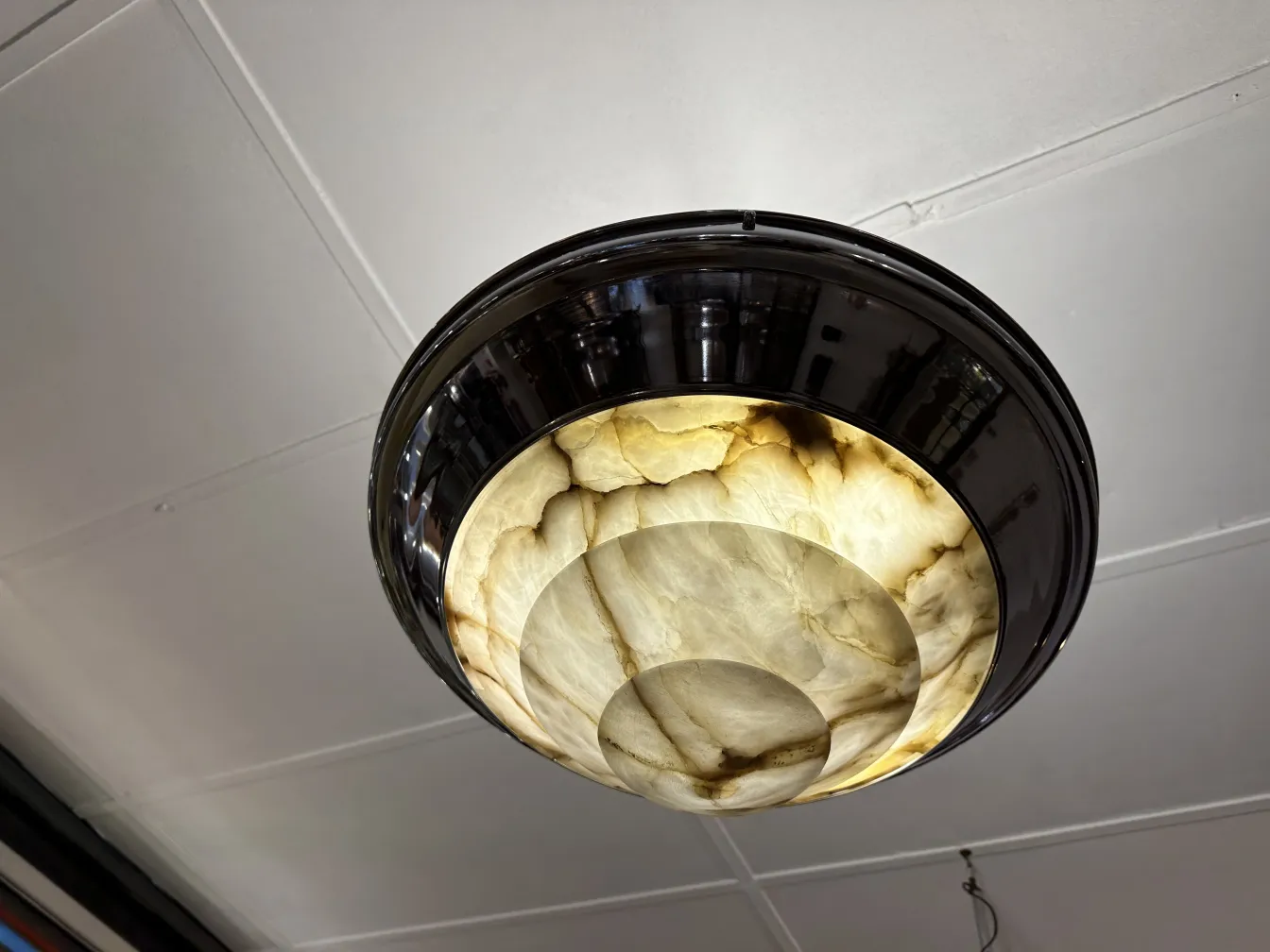 lustre ancien avec lumière douce et design élégant