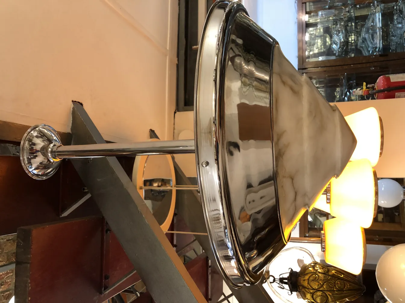 Lustre ancien avec abat-jour en marbre dans un cadre charmant.