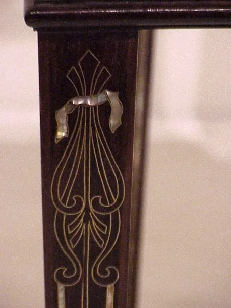 Scrivania antica con dettagli decorativi in legno