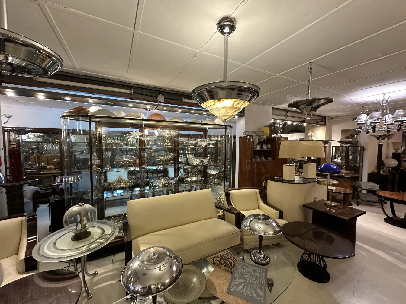 Lâmpada de teto antiga em ambiente sofisticado com móveis elegantes