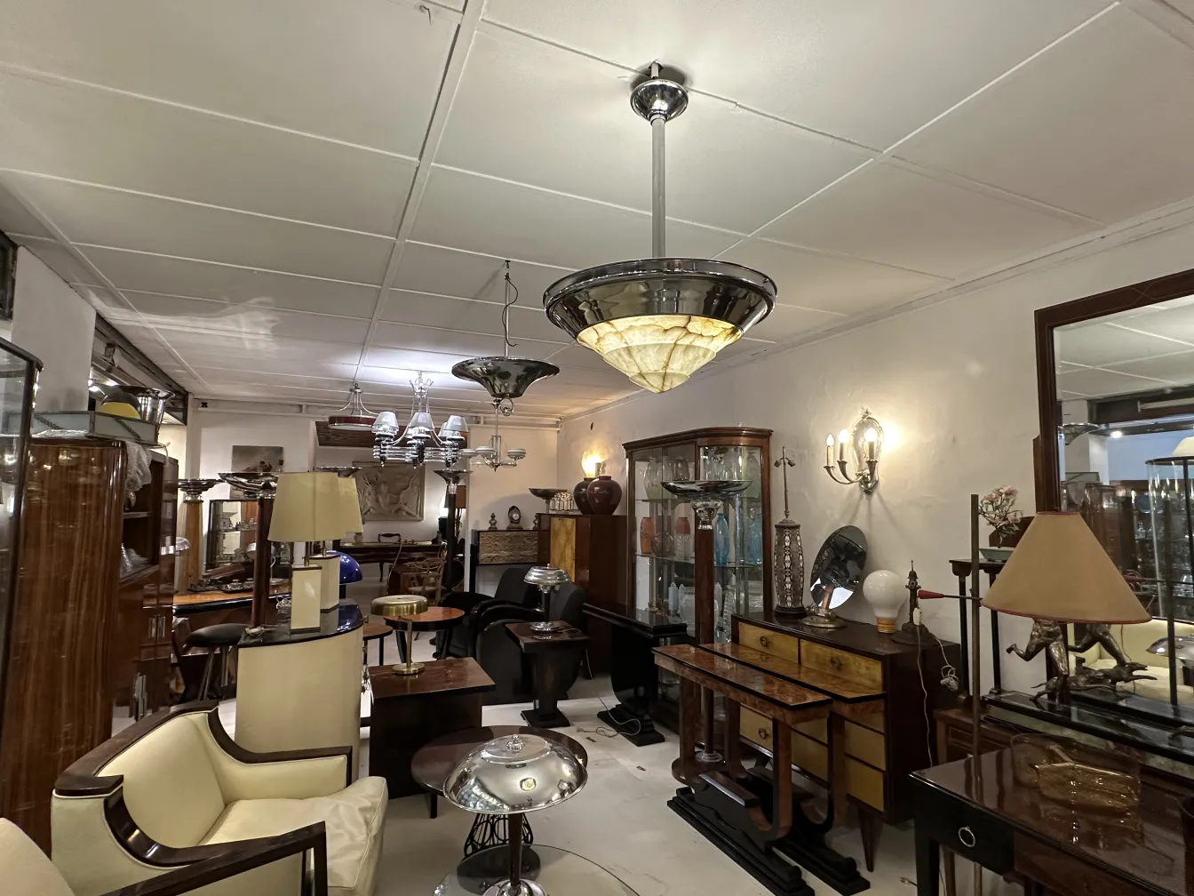 Lampada a sospensione antica con design distintivo in un ambiente vintage.