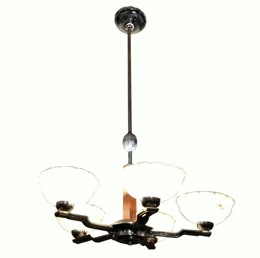 Lâmpada de teto antiga com abajures decorativos em um ambiente elegante.