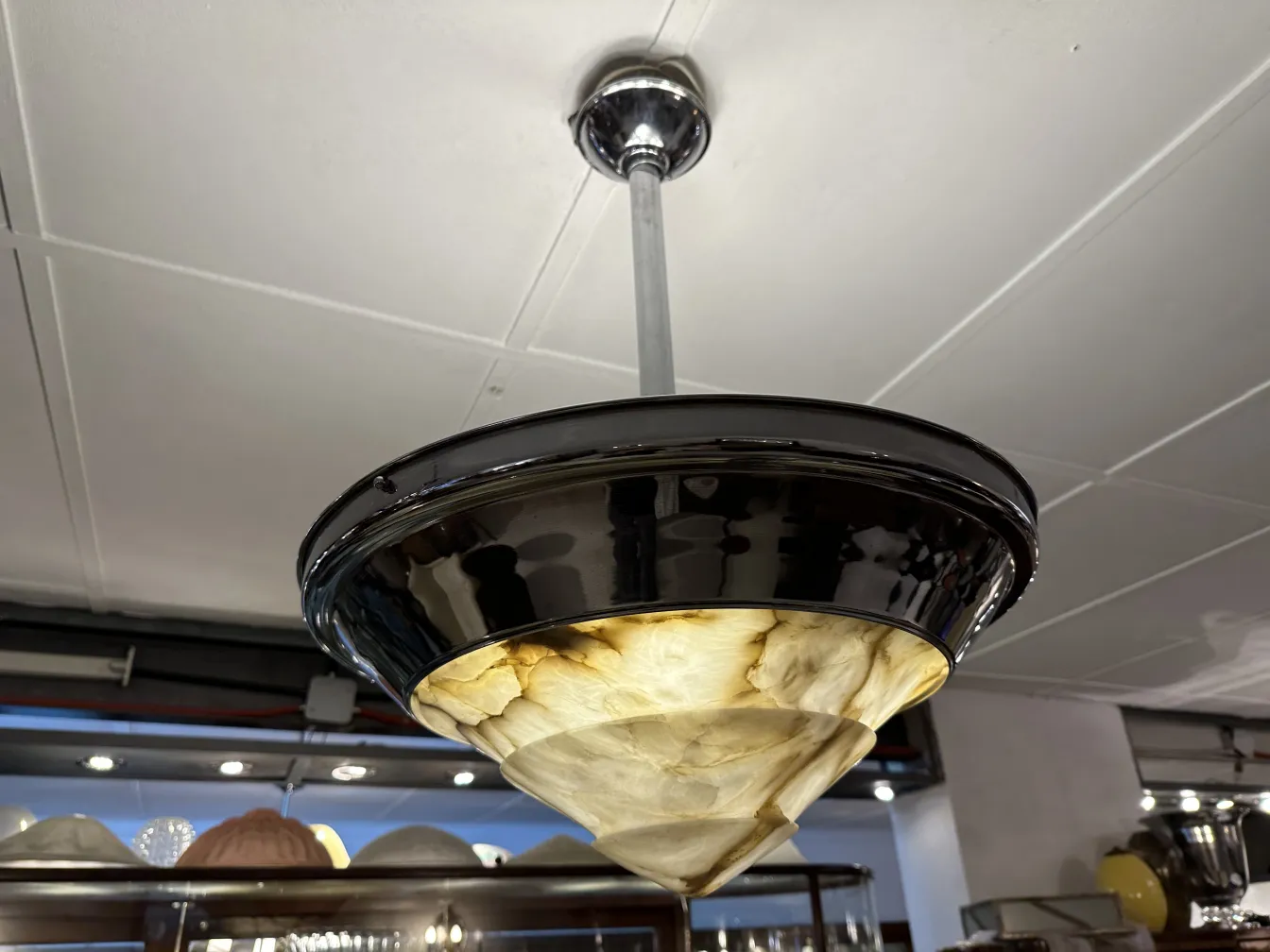 antike Hängelampe mit modernem Design in dunklen Tönen