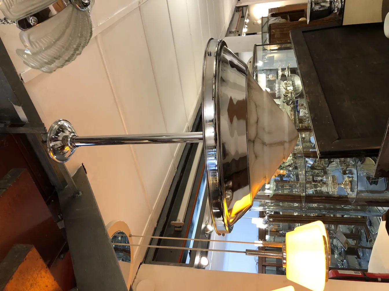 Lampada a sospensione antica con design classico e finitura lucida, atmosfera elegante