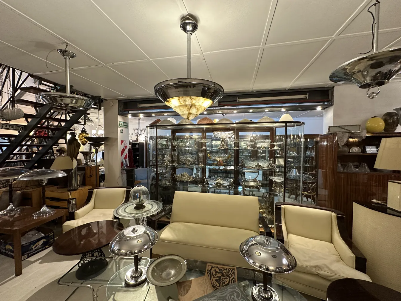 Antike Hängelampe mit klassischem Design im Wohnbereich.