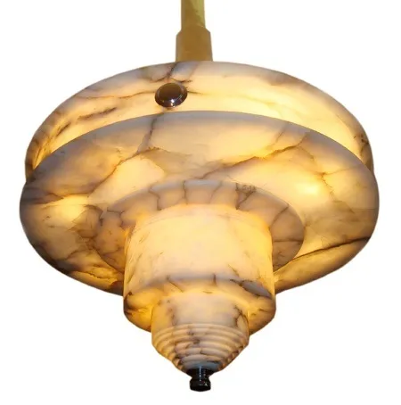 Lámpara de techo antigua con diseño en tonos cálidos, ideal para decoración.