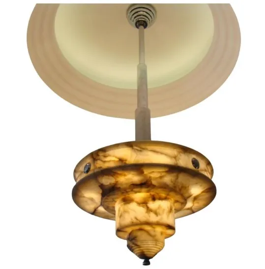 Lustre ancien avec une base décorative et une ampoule brillante dans un cadre classique.