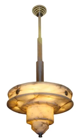 Lâmpada de teto antiga com luzes suaves e quentes, perfeita para ambientes acolhedores.