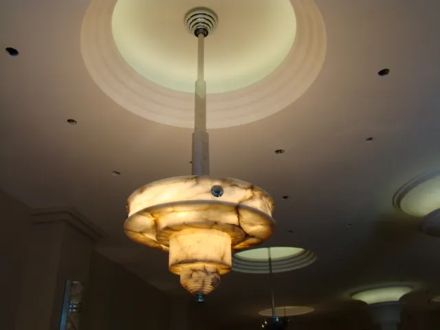 Lâmpada de teto antiga com design clássico em um ambiente elegante.