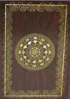 Bureau ancien avec décoration et motifs complexes