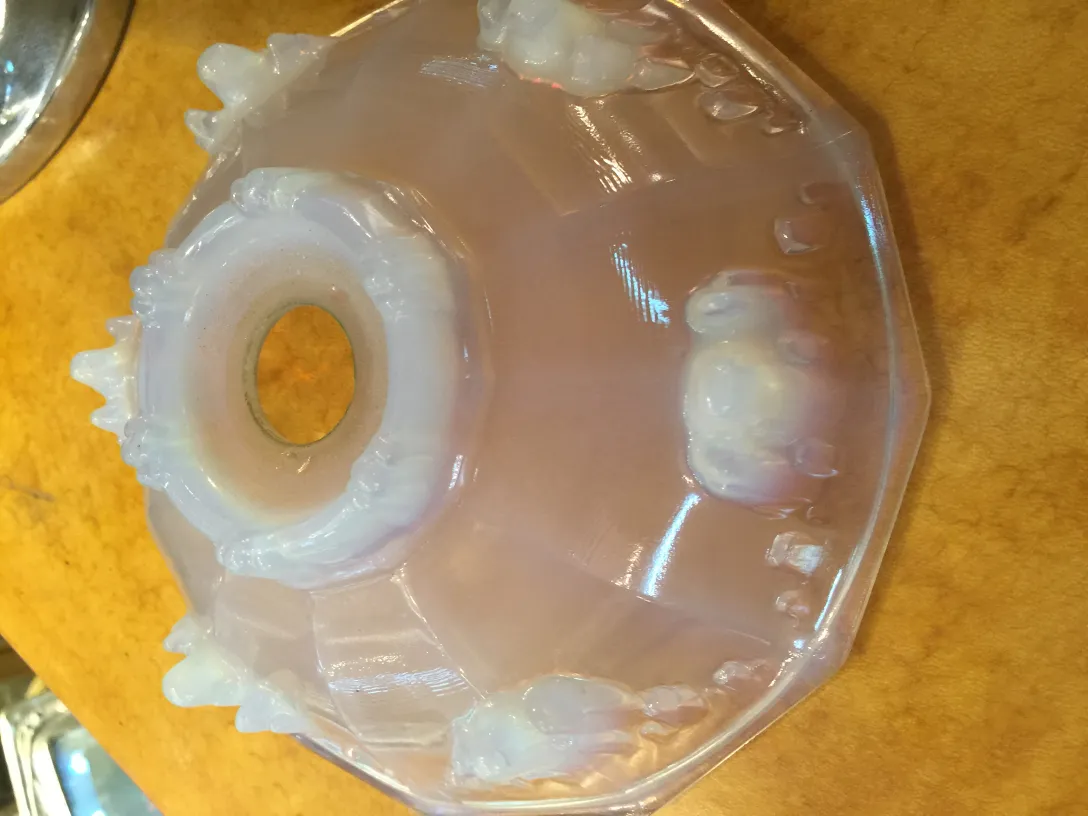 Lustre ancien avec des détails décoratifs, dans un cadre chaleureux