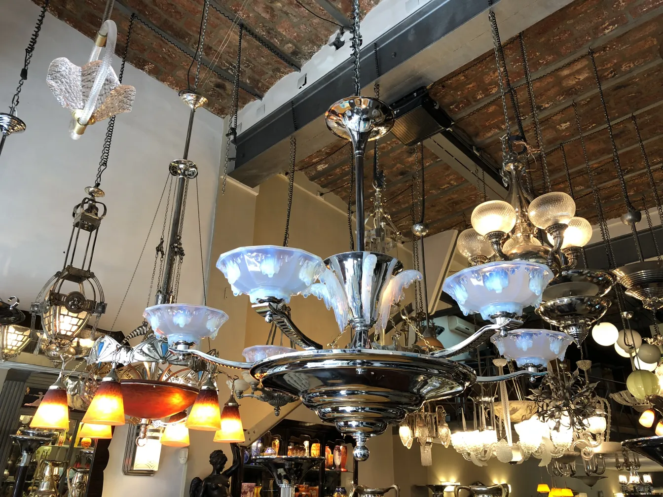 Lampada a sospensione antica con dettagli in cristallo in un ambiente elegante.