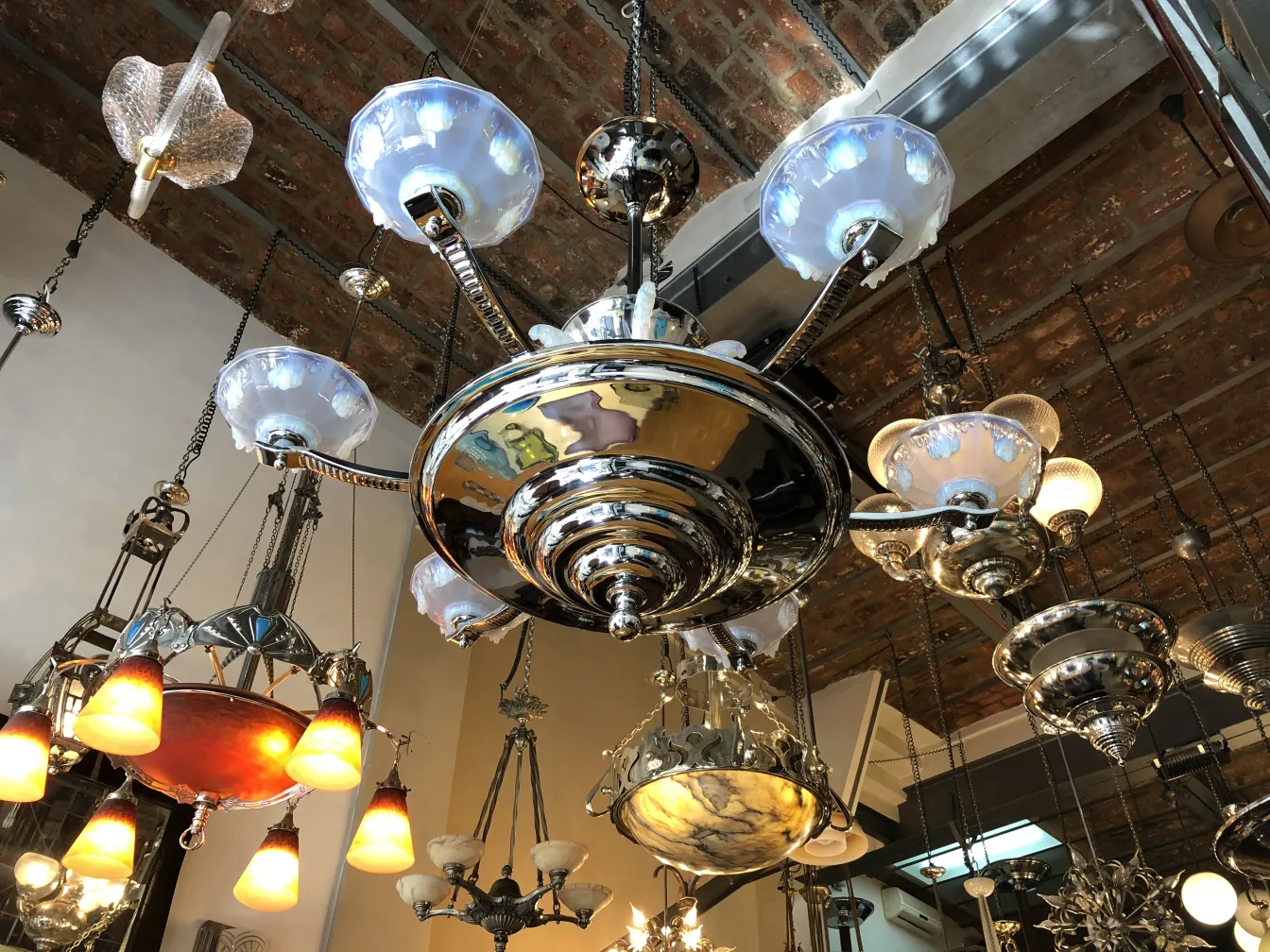 Antica lampada a sospensione con dettagli in vetro opalino, brillante ed elegante.