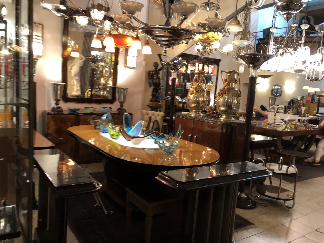 Lampada a sospensione antica con luci pendenti in una stanza decorata.