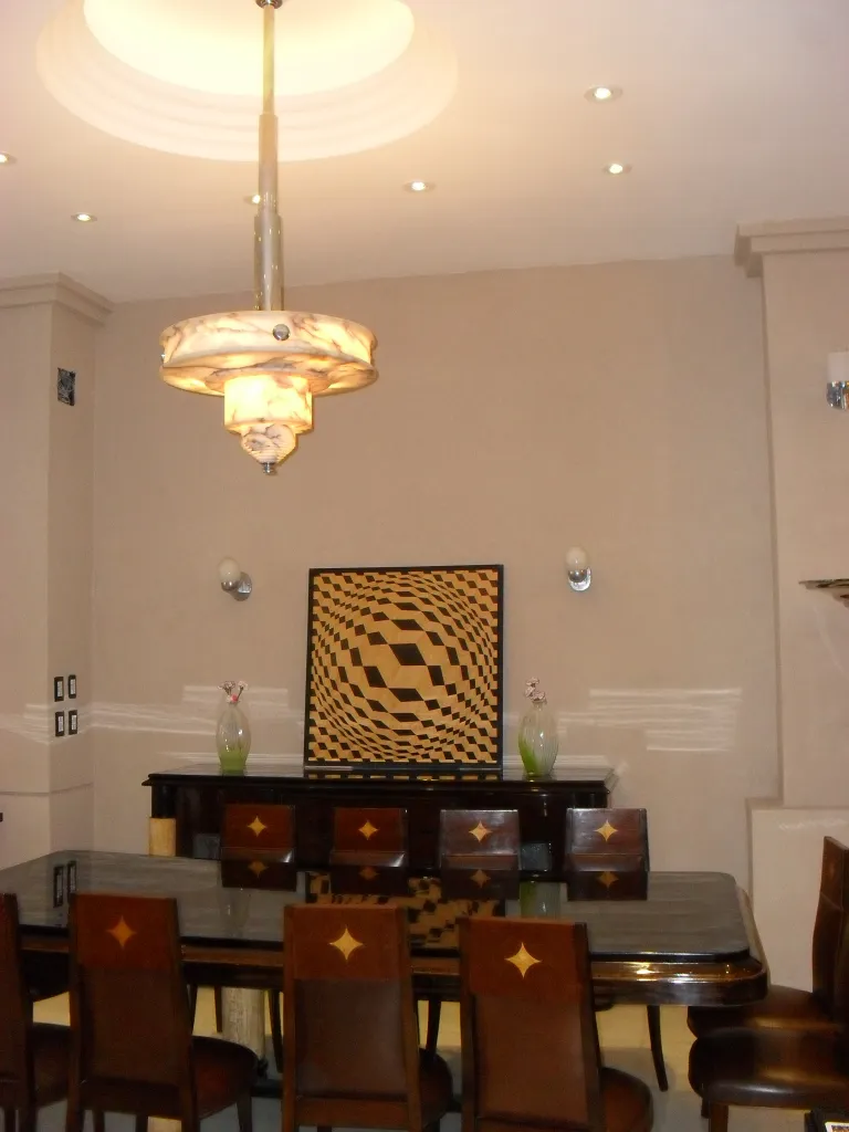 Antike Hängelampe im Esszimmer mit eleganten Möbeln