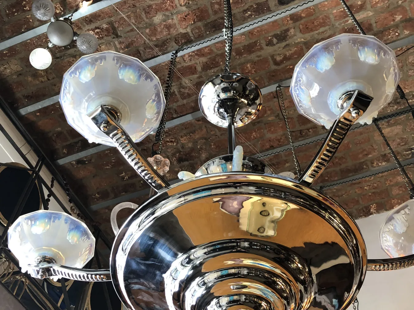 Lustre ancien avec des détails en verre dans un cadre accueillant.