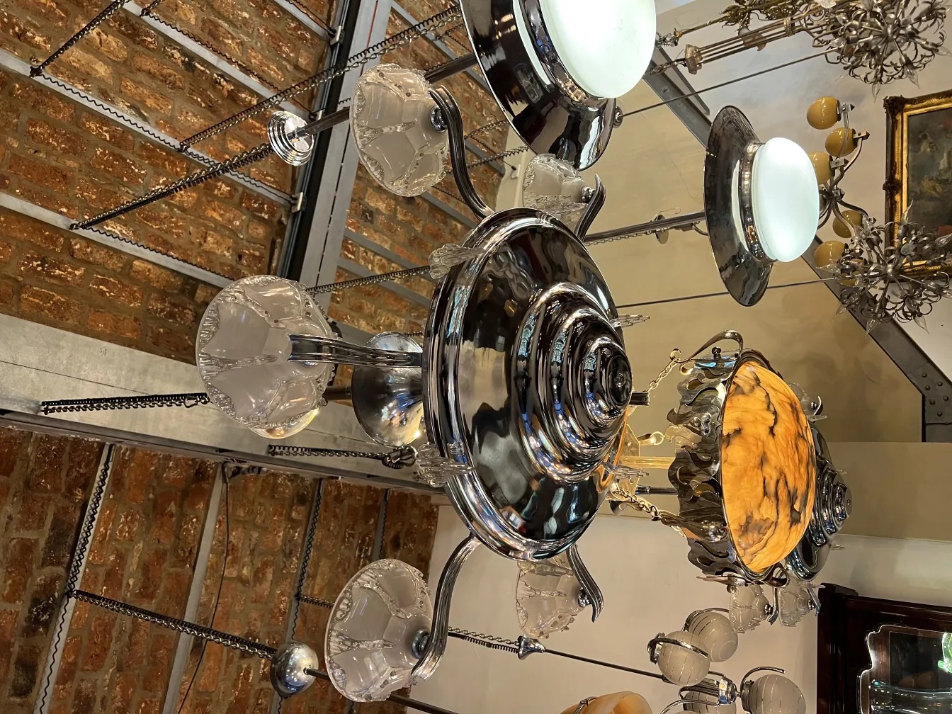 Lampada a sospensione antica con dettagli in vetro, perfetta per decorare gli interni.