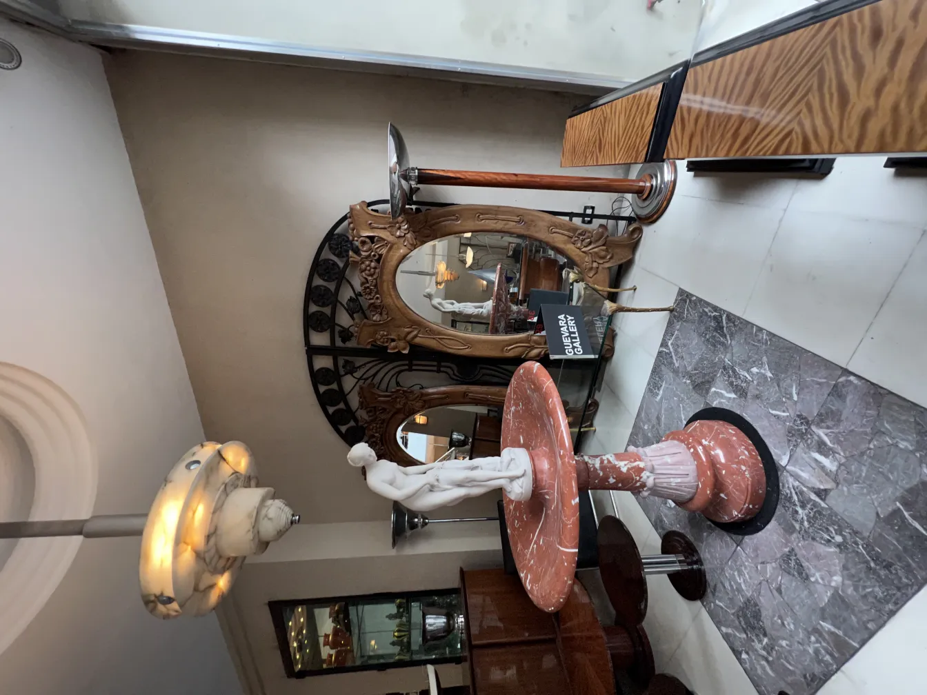 Lustre antique avec un design spécial dans un cadre élégant