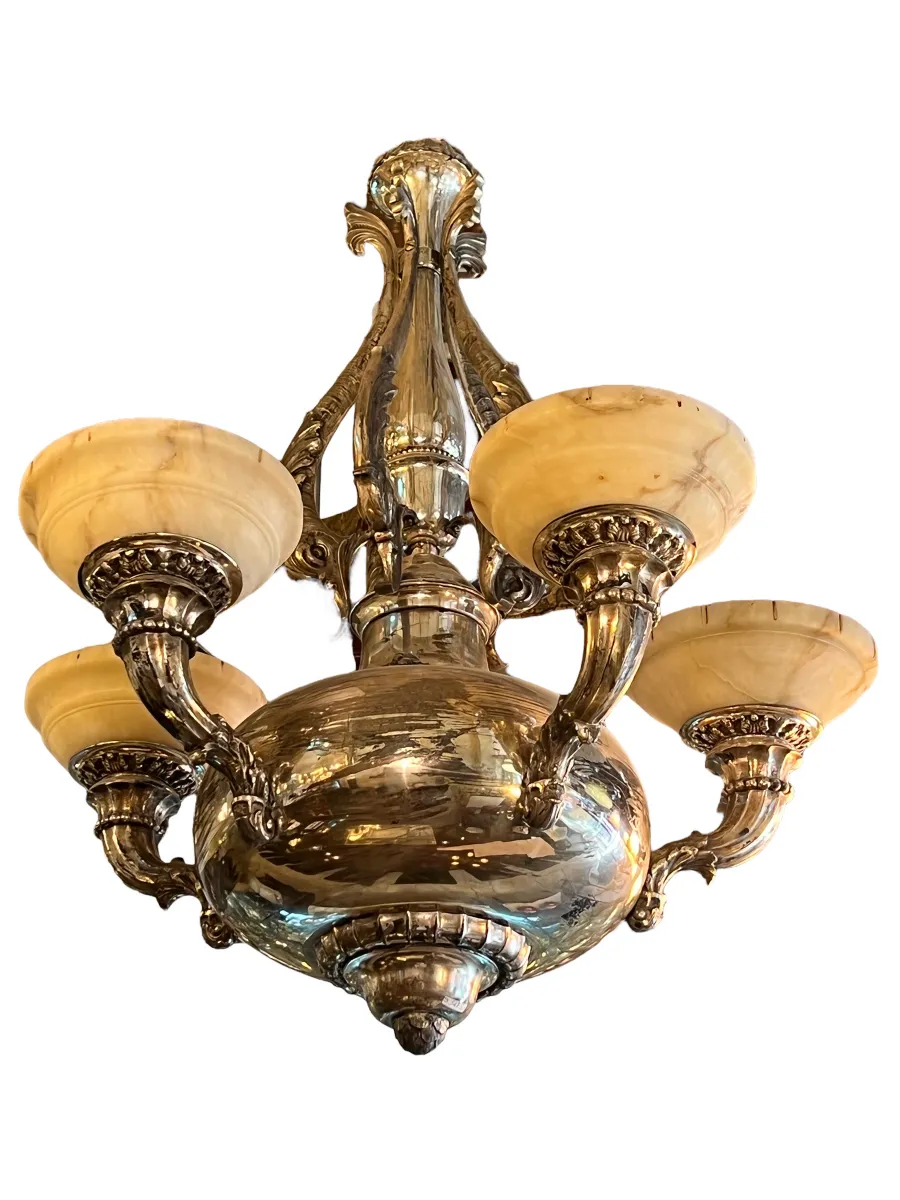 Antike Hängelampe mit fünf Lichtern und klassischem Design.