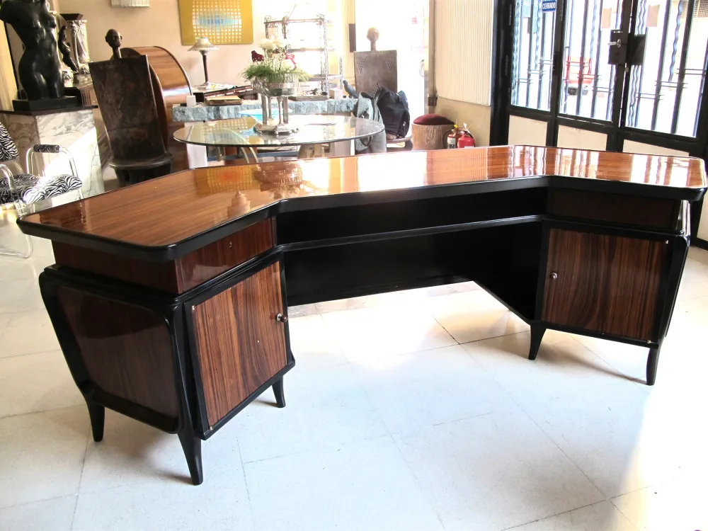 Scrivania antica a forma di L con scaffali, elegante e funzionale.