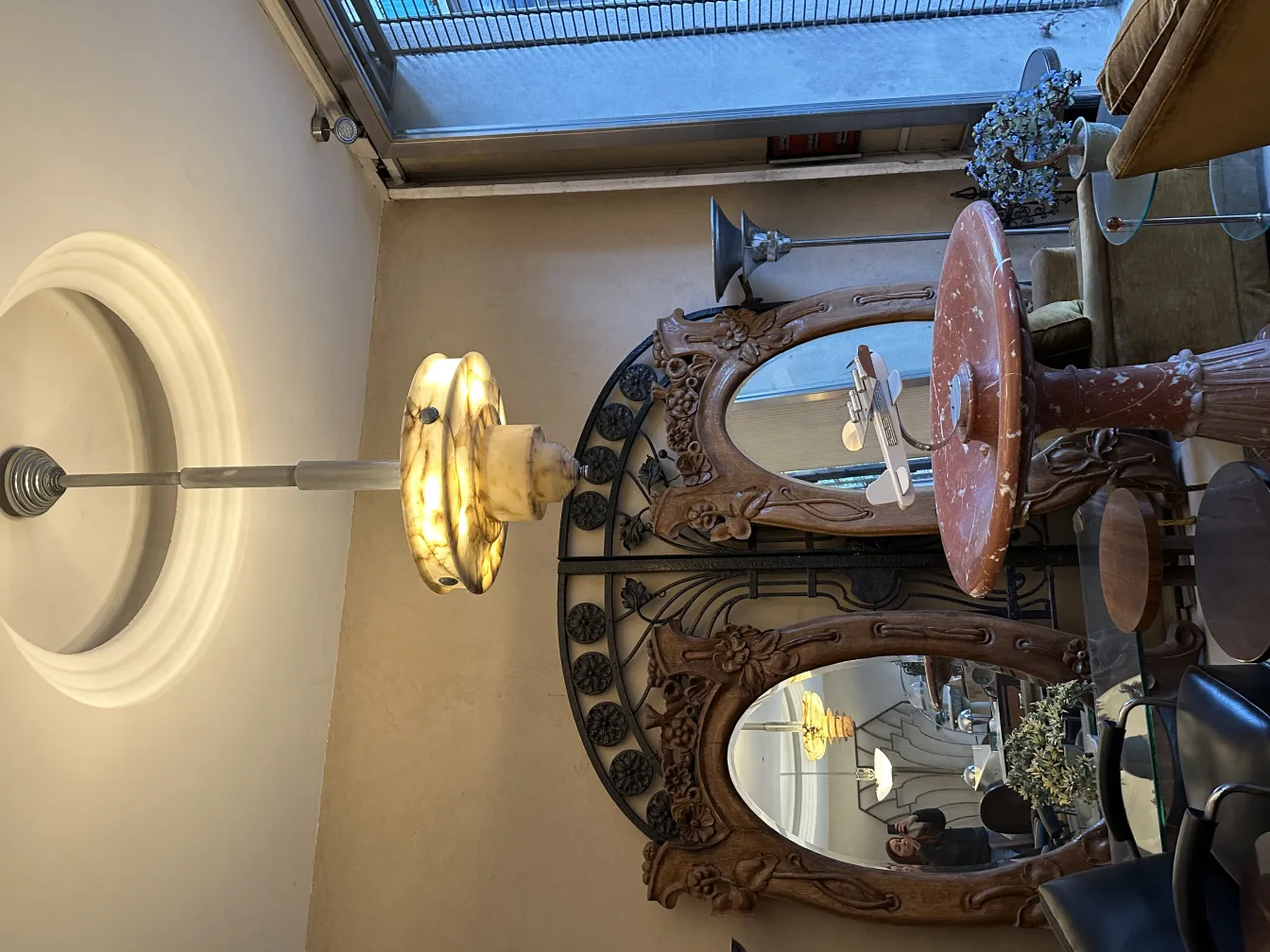 Lustre antique émet une douce lumière dans un style moderne.