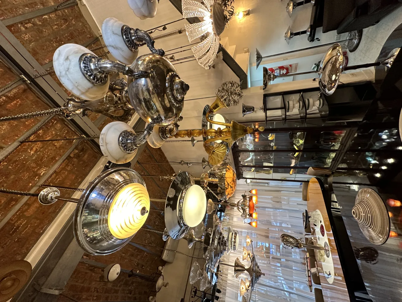 lustre ancien avec des détails élégants dans un cadre chaleureux