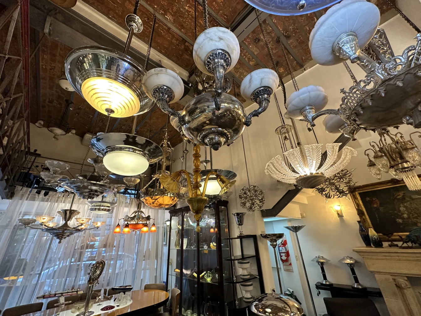 variedade de lampadas de teto antigas em um ambiente decorativo