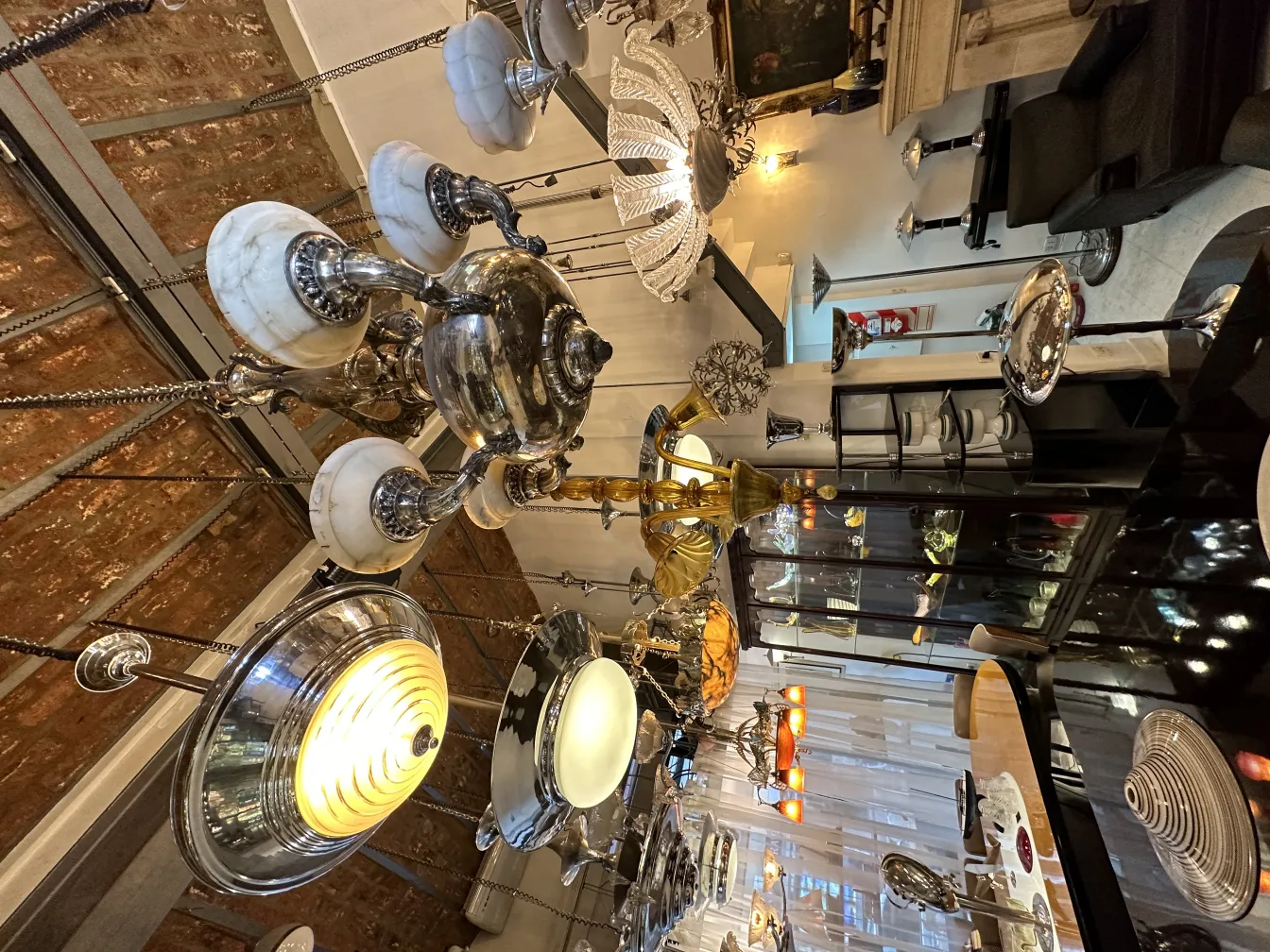 Varios modelos de lámparas de techo antiguas bajo un techo redondo.