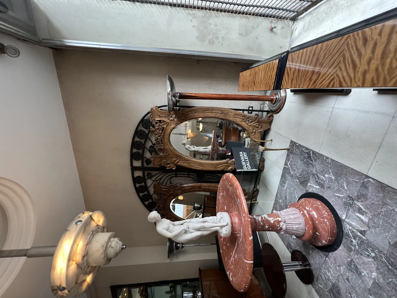 Lámpara de techo antigua, con diseño decorativo y elegante en un ambiente moderno.