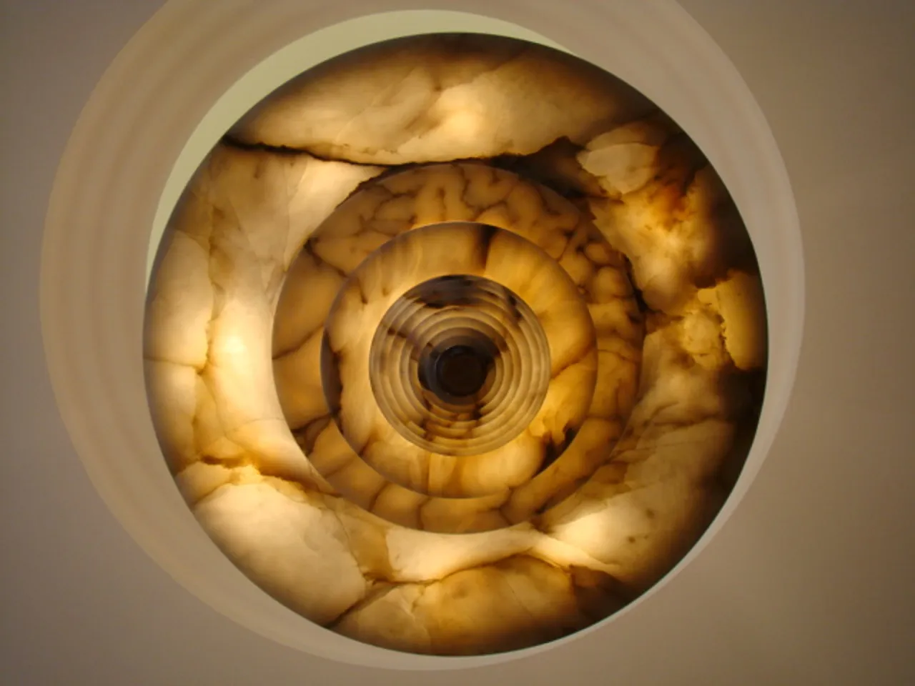 lampara de techo antigua con diseño en espiral