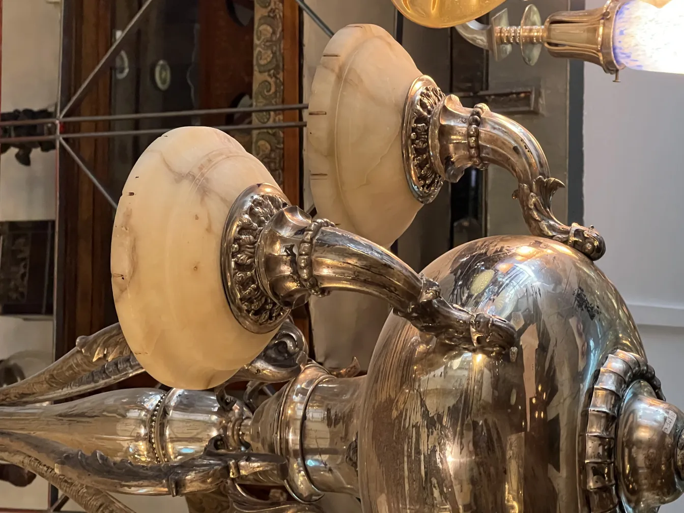 Lustre ancien avec des détails en métal et lumière chaude