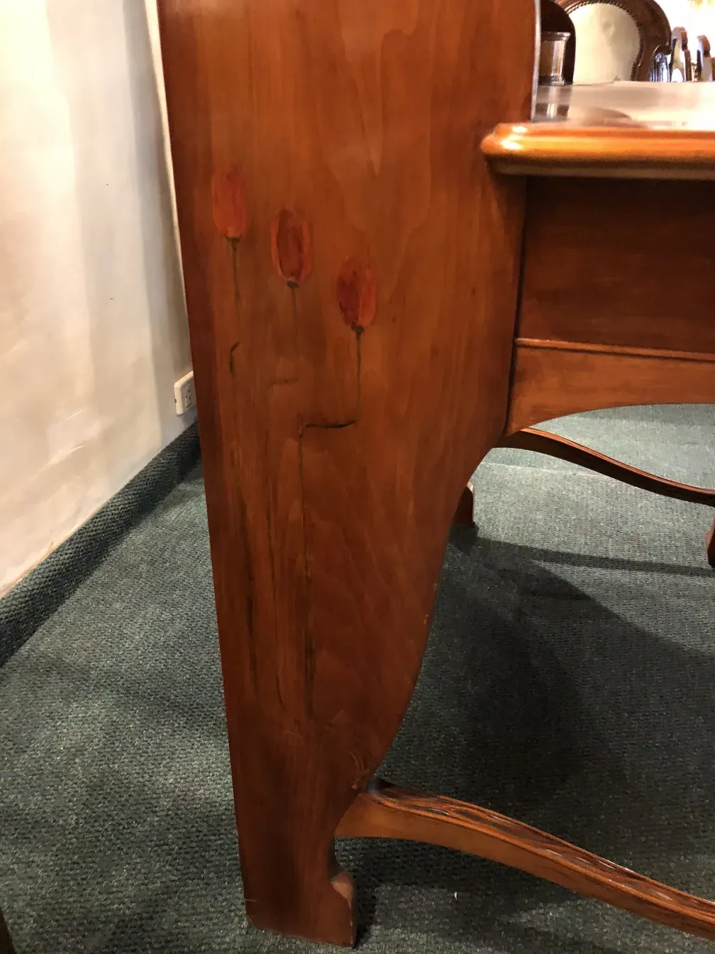 antiker Holztisch mit geschnitzten Details in einer gemütlichen Umgebung