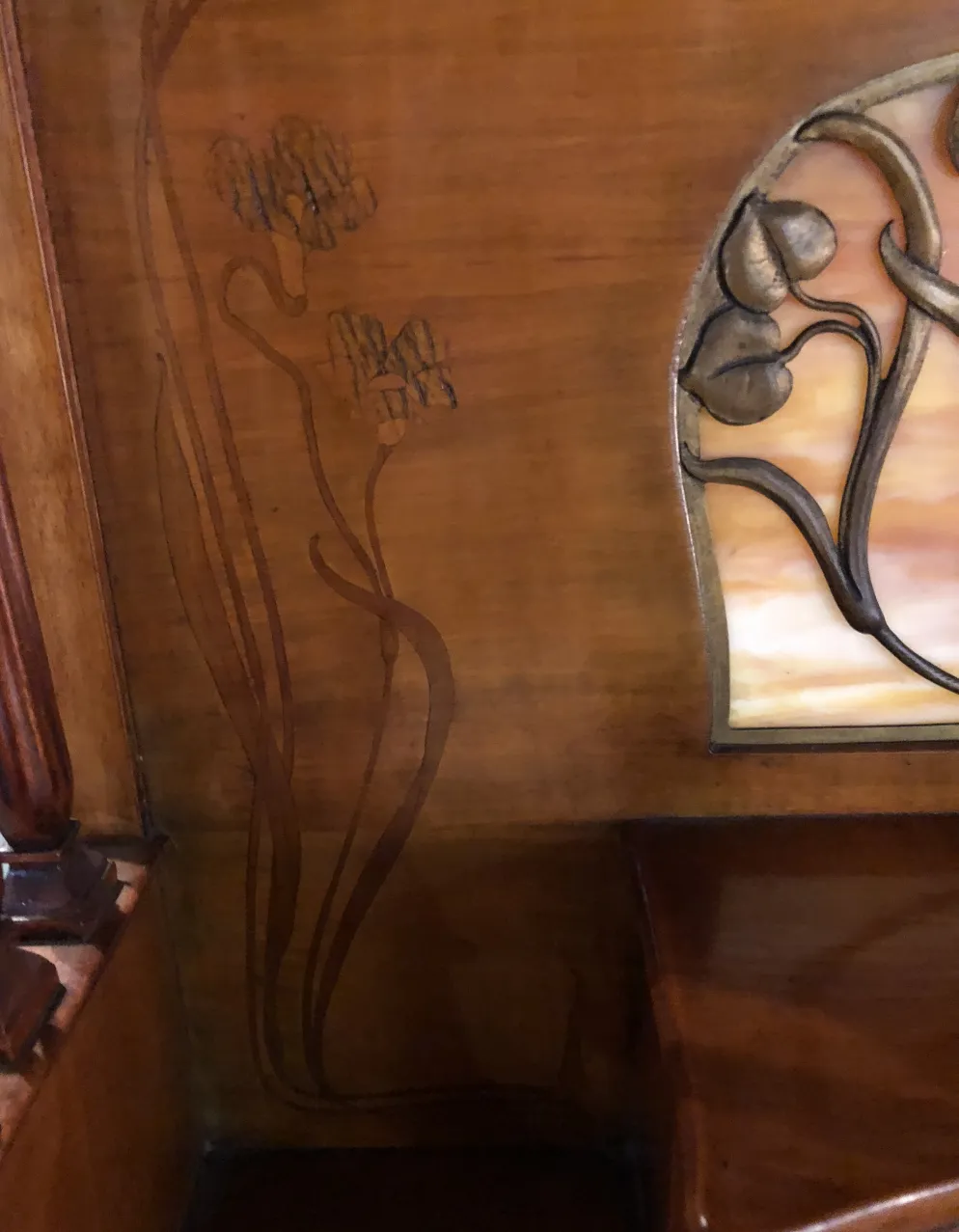 escritorio antiguo con detalles de flores en la madera