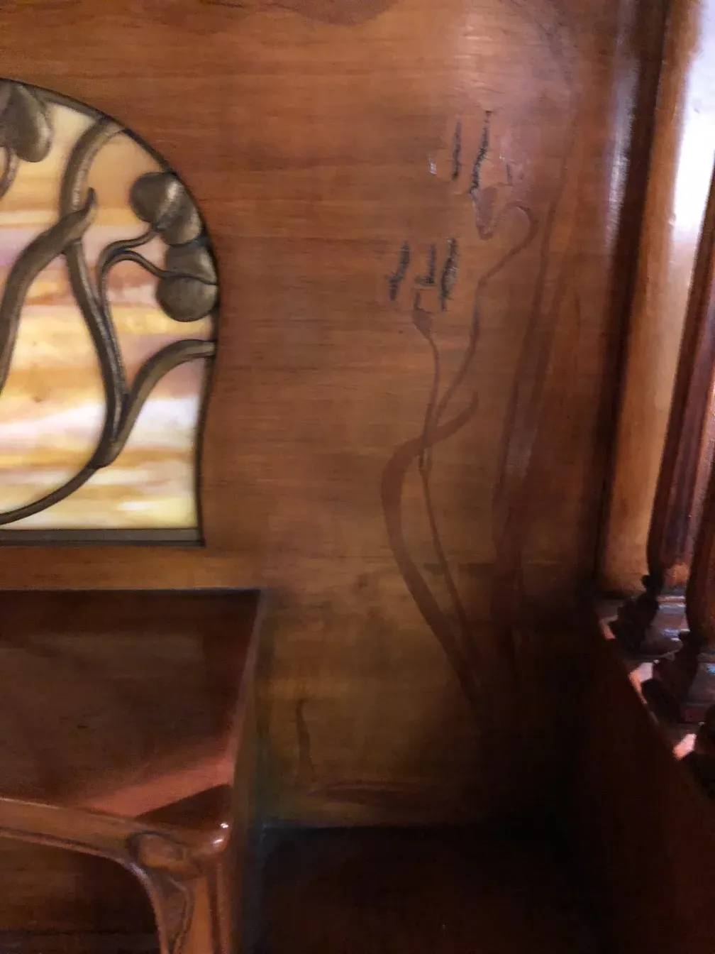 Bureau ancien avec des caractéristiques uniques et un design courbé.