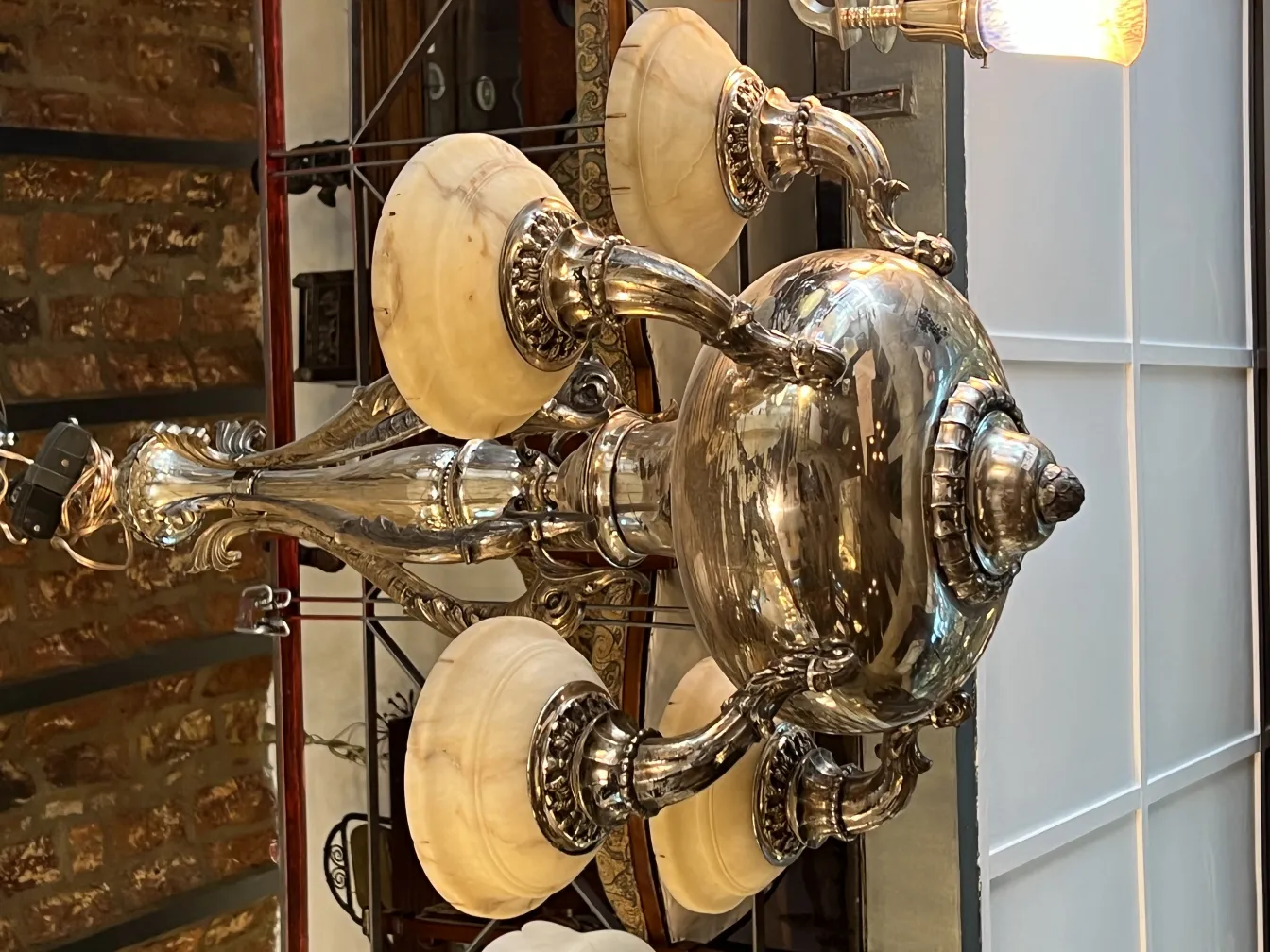 misbah mu'allq antiquwi min metal bi halojaat makhsoosa