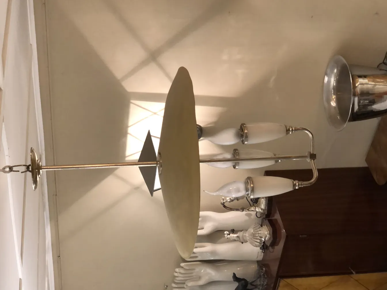 Antike Hängelampe mit sanftem Licht und metallischen Details, in eleganter Umgebung