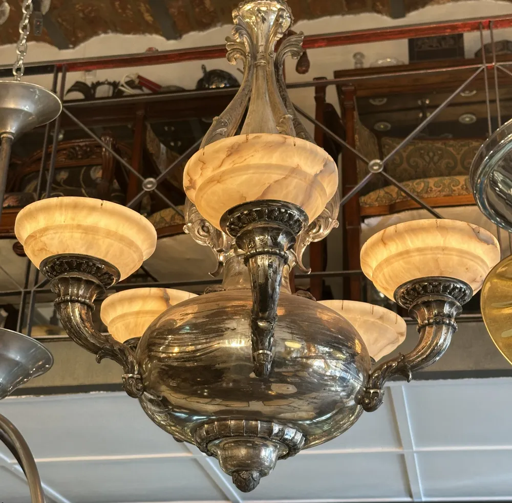 Lámpara de techo antigua con luces cálidas en un ambiente acogedor.