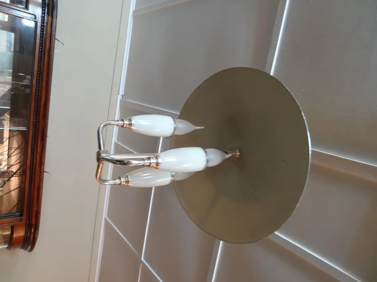 Lampada a sospensione antica con bracci in metallo lucido e tulipani bianchi. Perfetta per la decorazione.