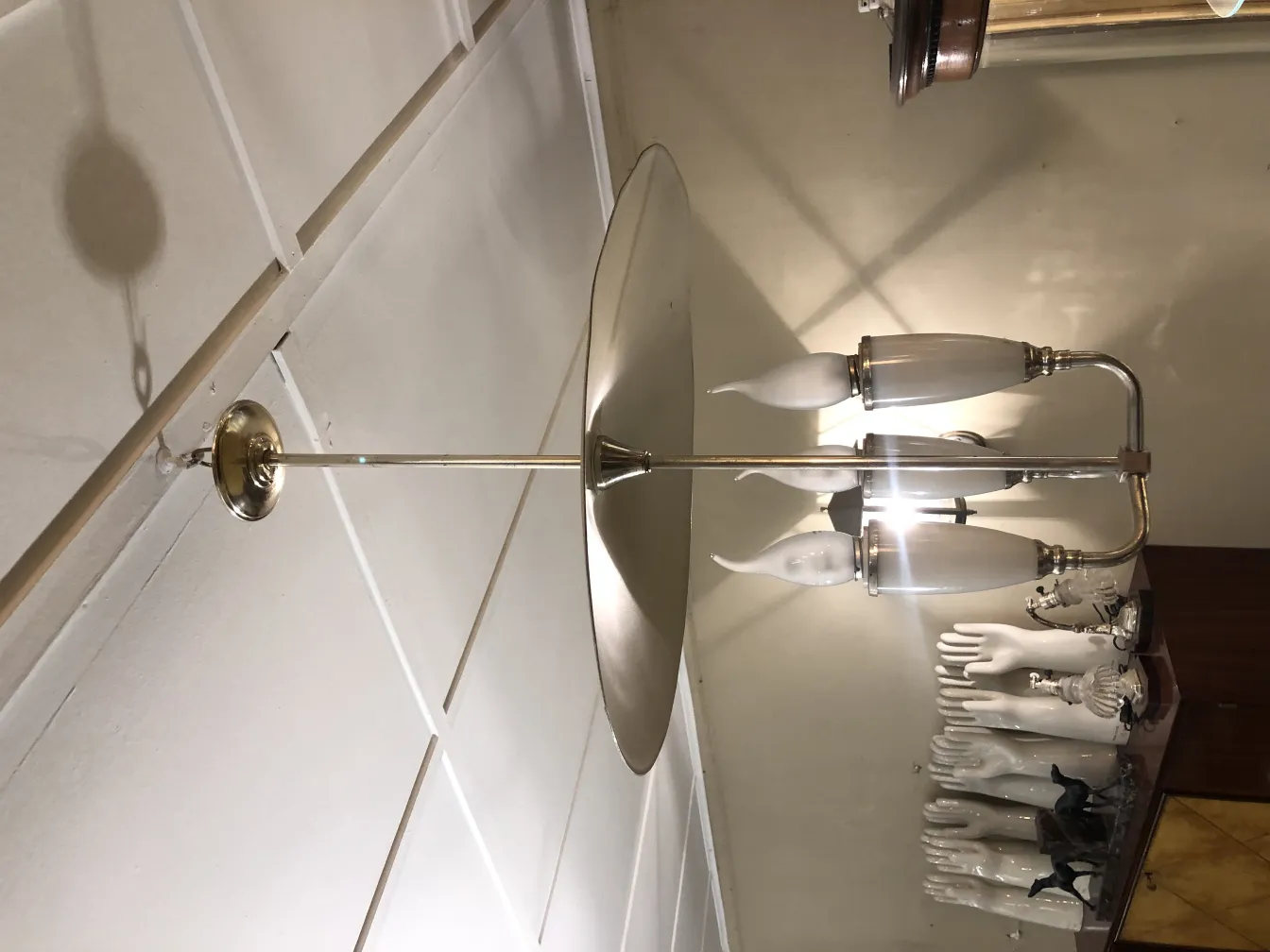 Antica lampada a sospensione con design elegante e aspetto retrò. Stile specchio che riflette magnificamente la luce.