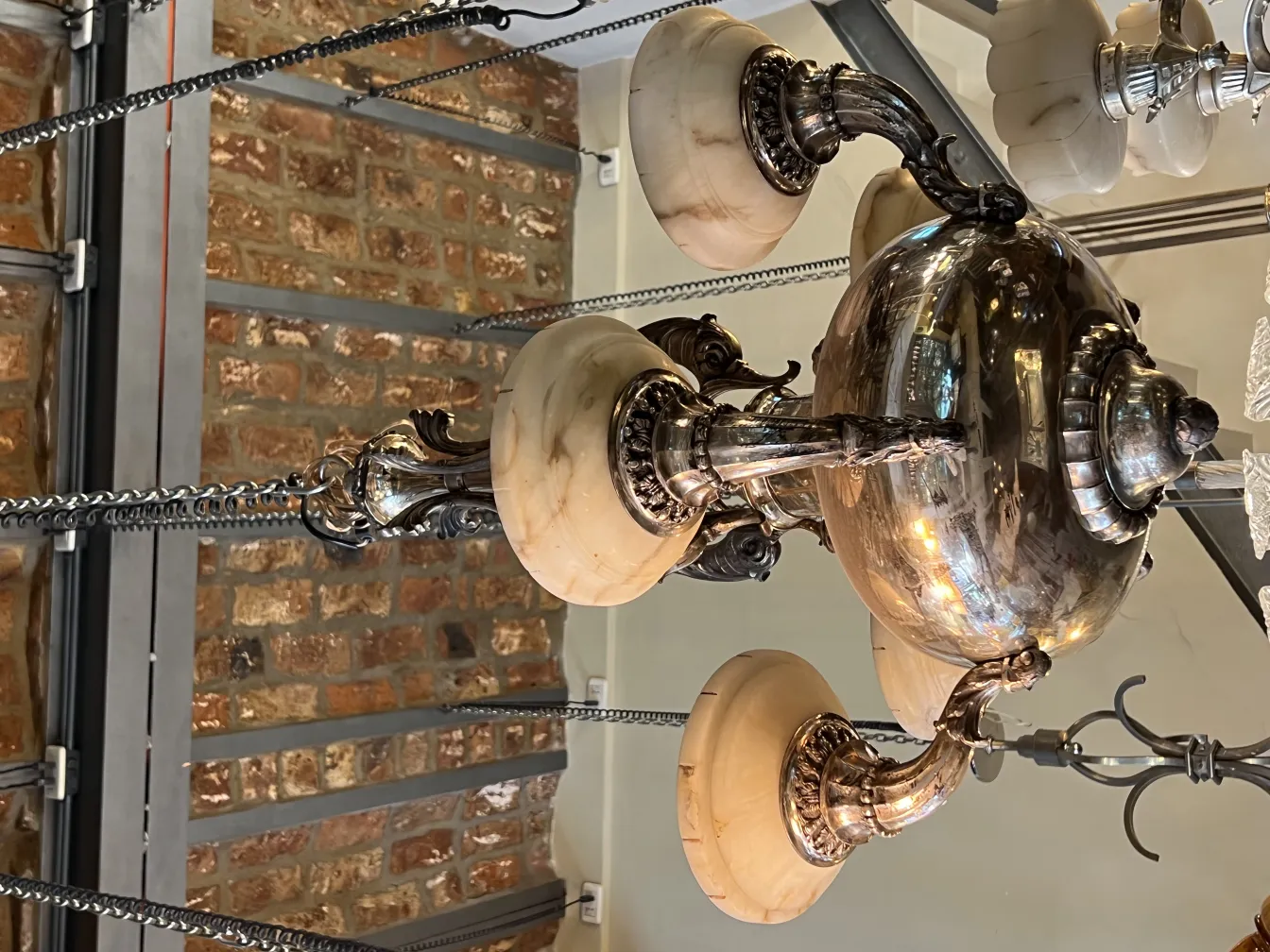 Lampada a sospensione antica con design classico, brillante e decorativa