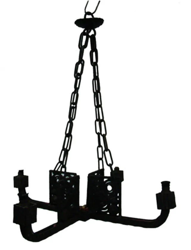 estructura de lámpara de techo antigua colgante con cadena