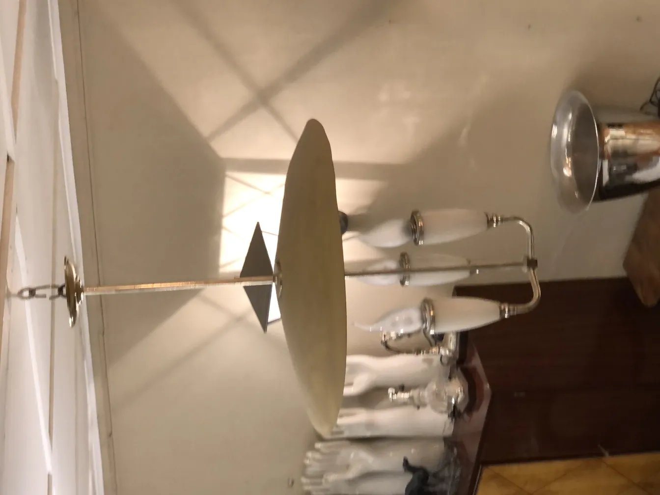 Lampada a sospensione antica con un design elegante e originale, atmosfera calda.