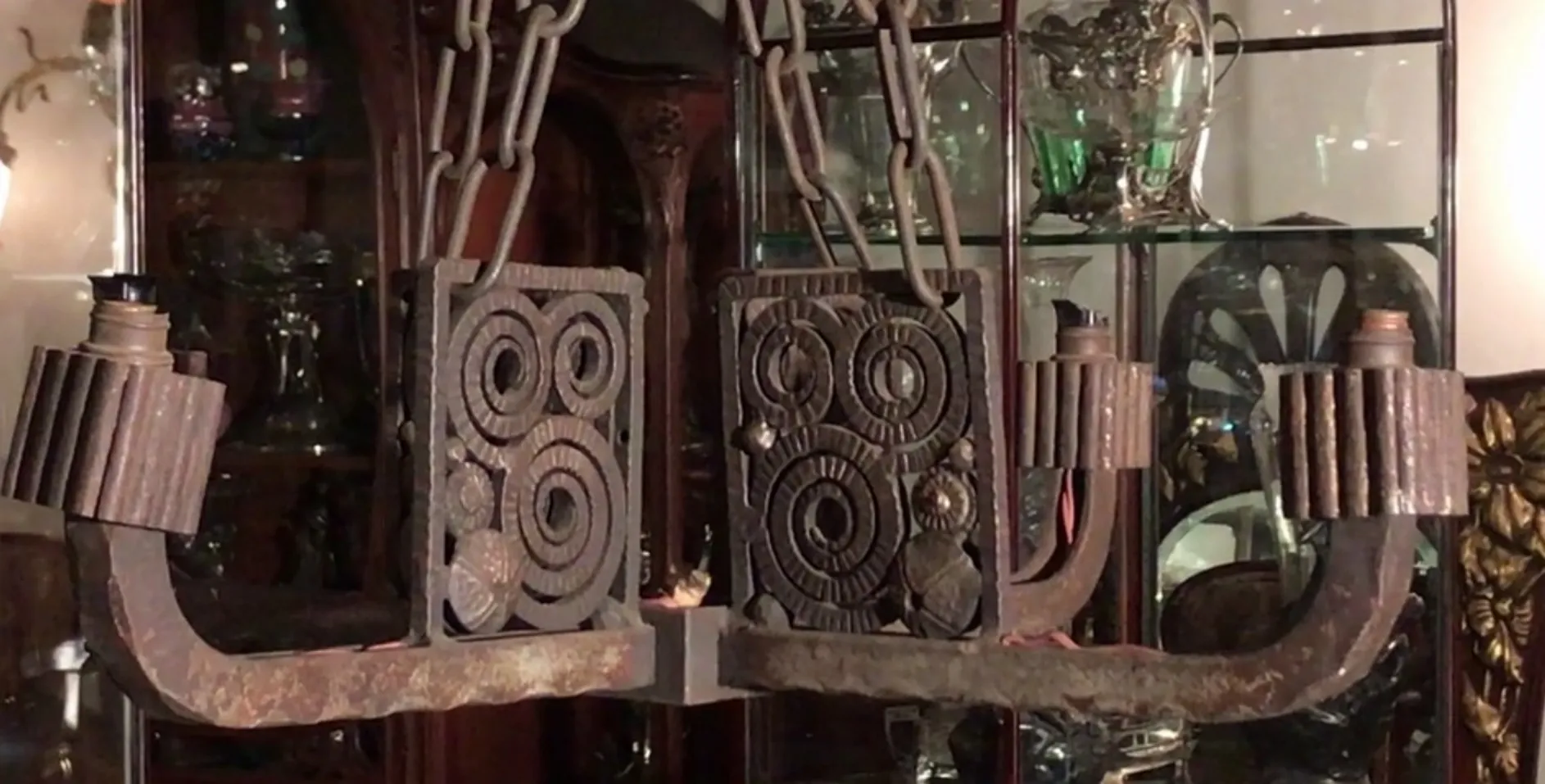 Lámpara de techo antigua con diseños curvos en el fondo elegante.