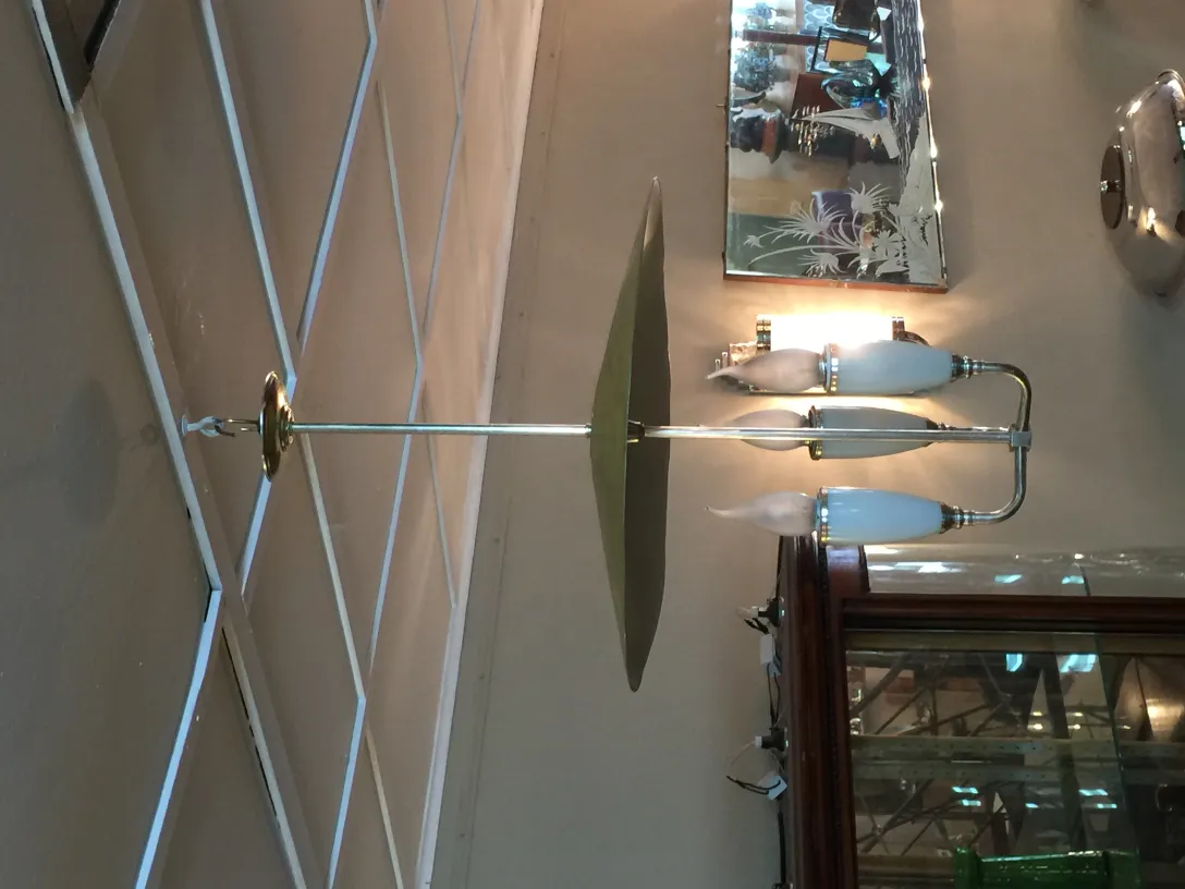 पुरानी लटकती हुई दीपक, शानदार डिजाइन के साथ, एक क्लासिक माहौल में।