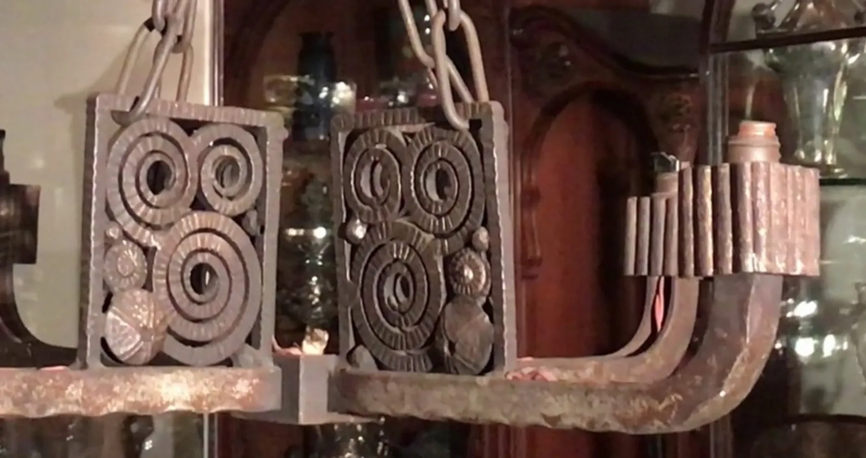 lampada de teto antiga com detalhes circulares em um ambiente clássico