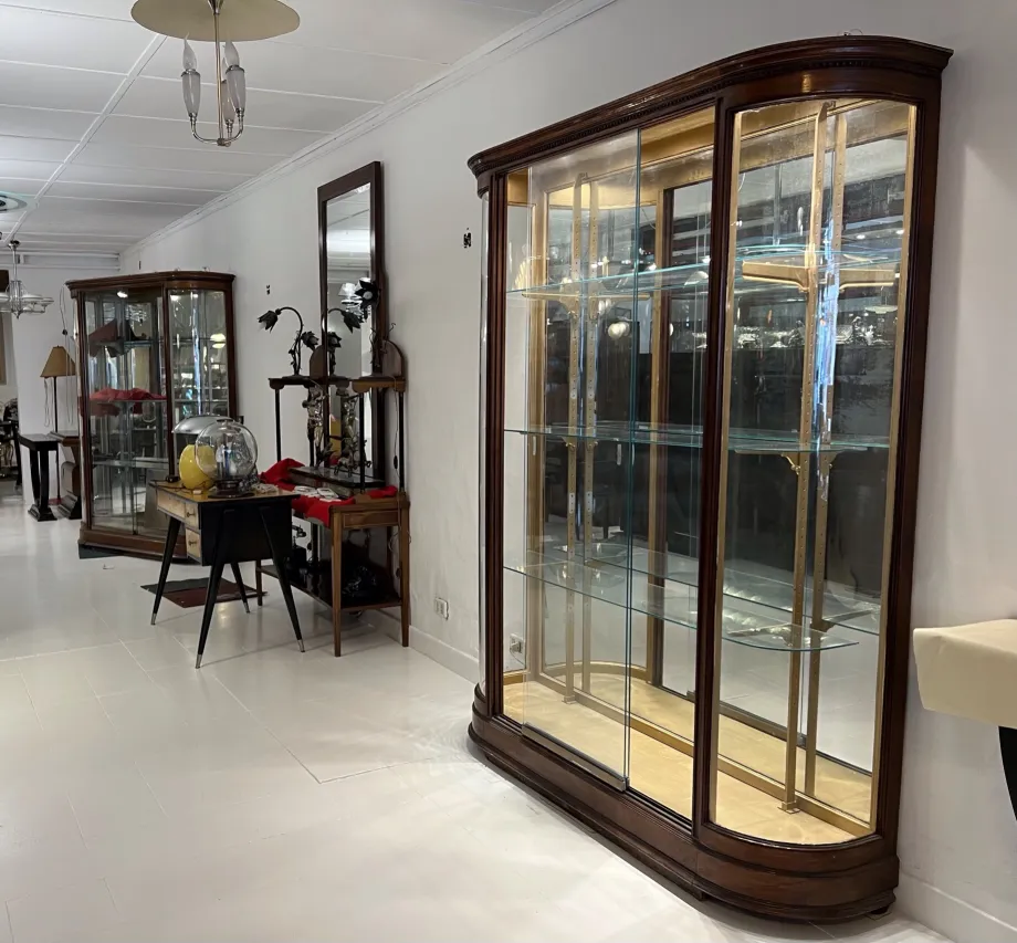 antike Hängelampe in einem eleganten Ambiente mit Vitrinen und Möbeln