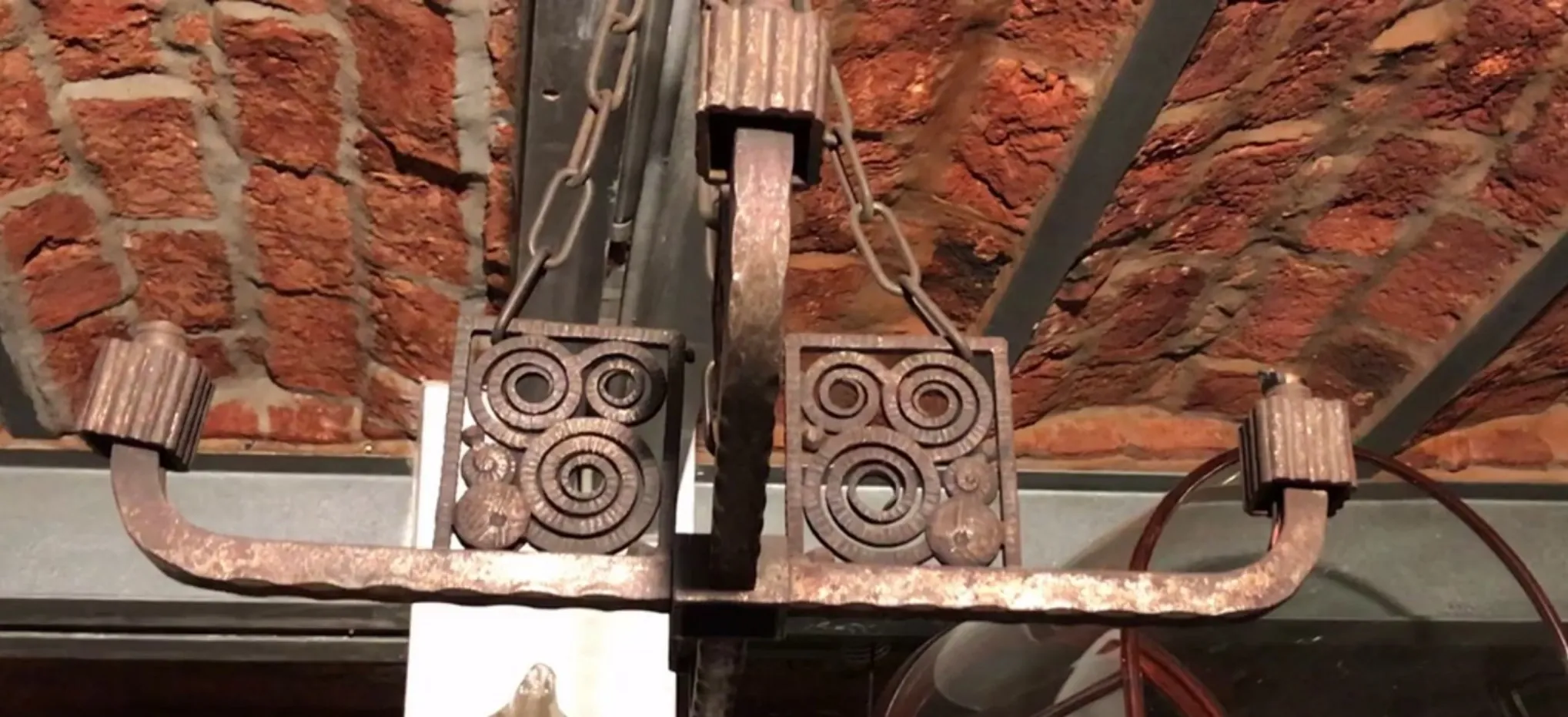 ancien lustre avec design décoratif dans un cadre rustique